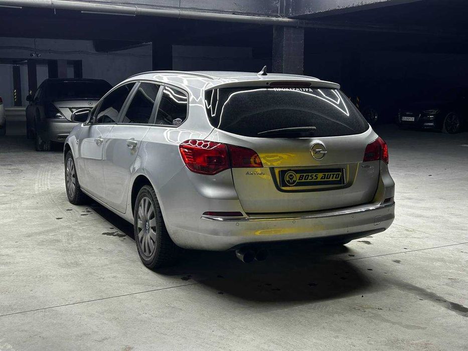 Opel Astra Sports Tourer 2013