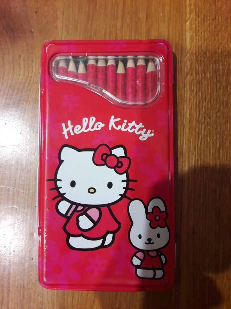 Zestaw 12 kredek ołówkowych okrągłych w blaszanym pudełku Hello Kitty