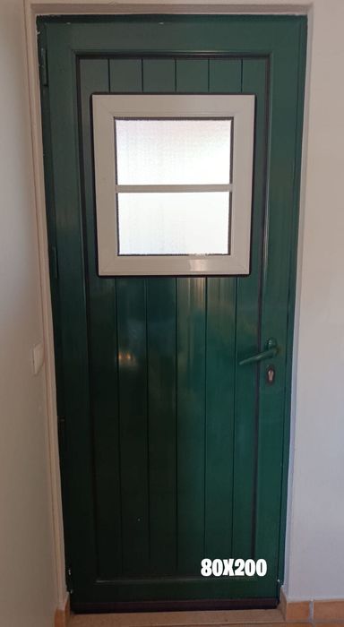 Janelas e portas em alumínio, brancas e verdes, com veda luz interior.