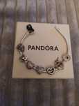 Charms serce do Pandora Moments na prezent