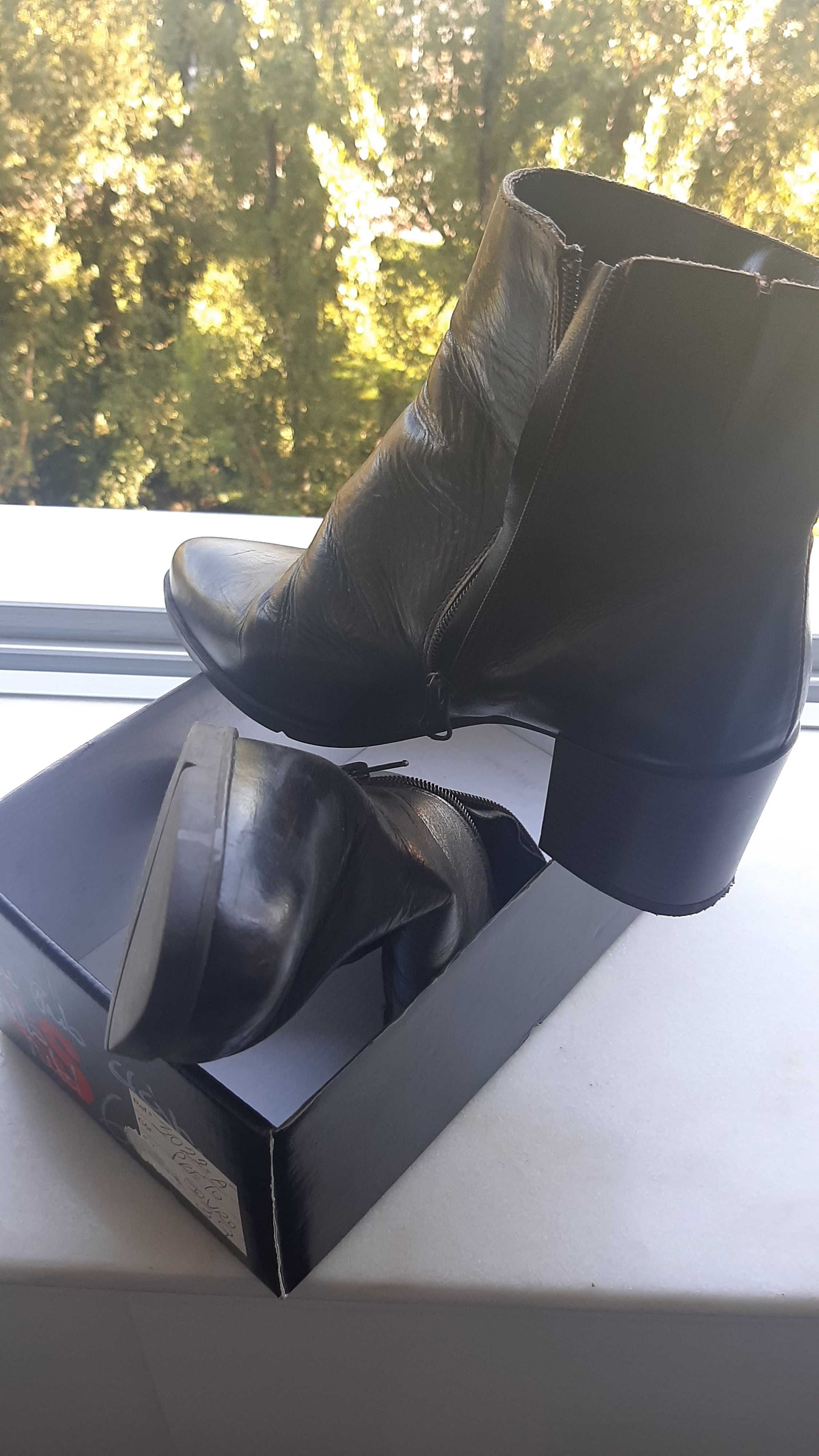 Botas de pele, seminovas n.40