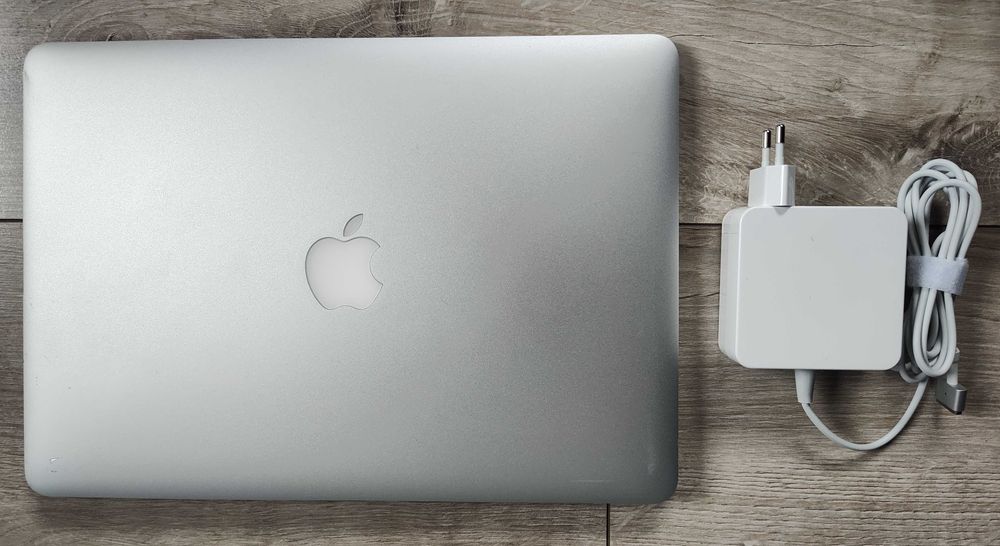 Apple MacBook Air 13" 2015 Core i7-5650U\8 Gb\SSD 256 Gb\5 hr