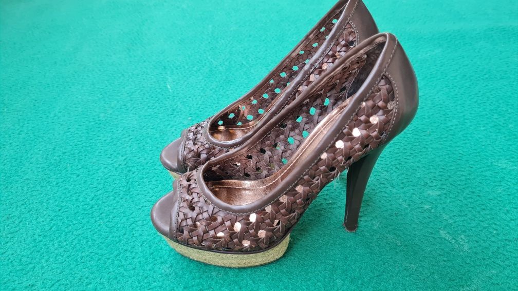 Sapatos BCBG castanhos 36