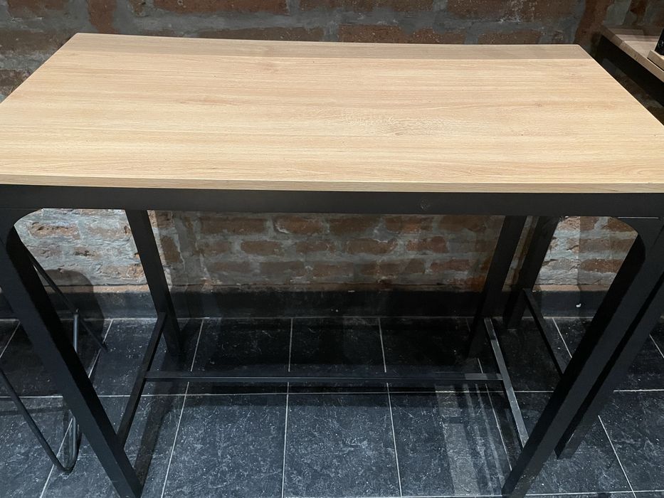 Mesa alta + bancos – estilo industrial