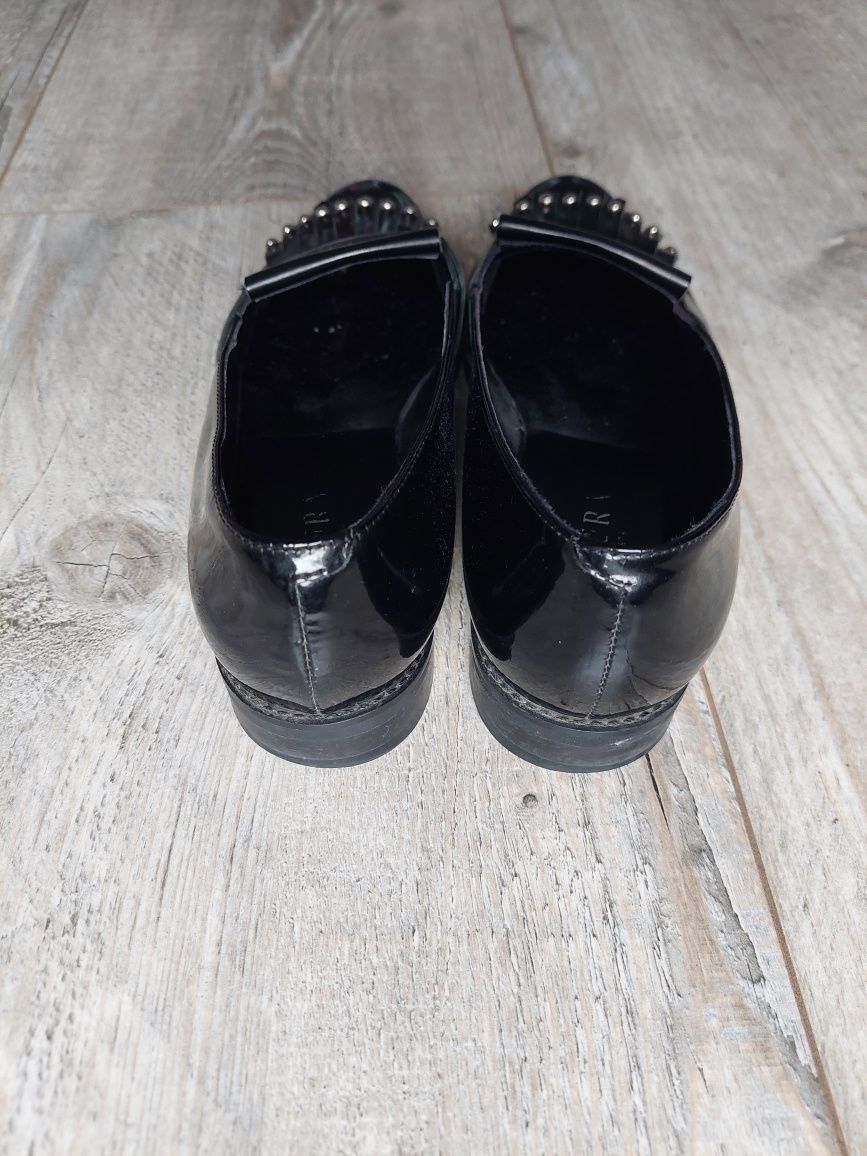 Buty damskie mokasyny z frędzlami czarne ze skóry lakierowane Badura
