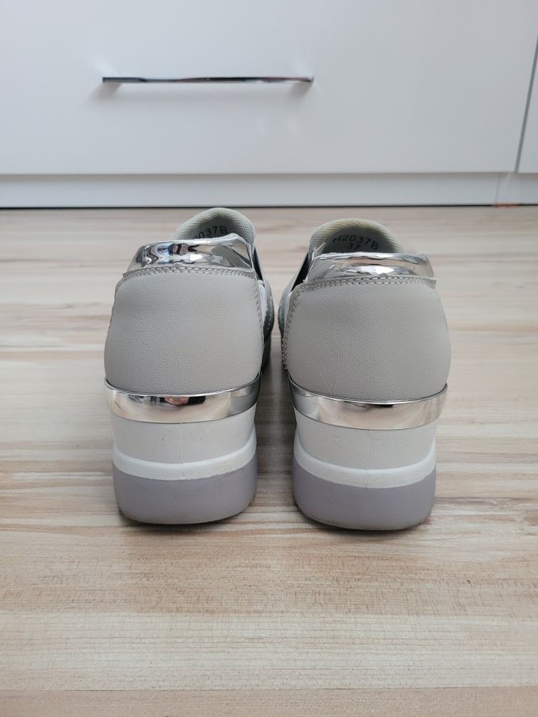 Szare sneakersy na koturnie