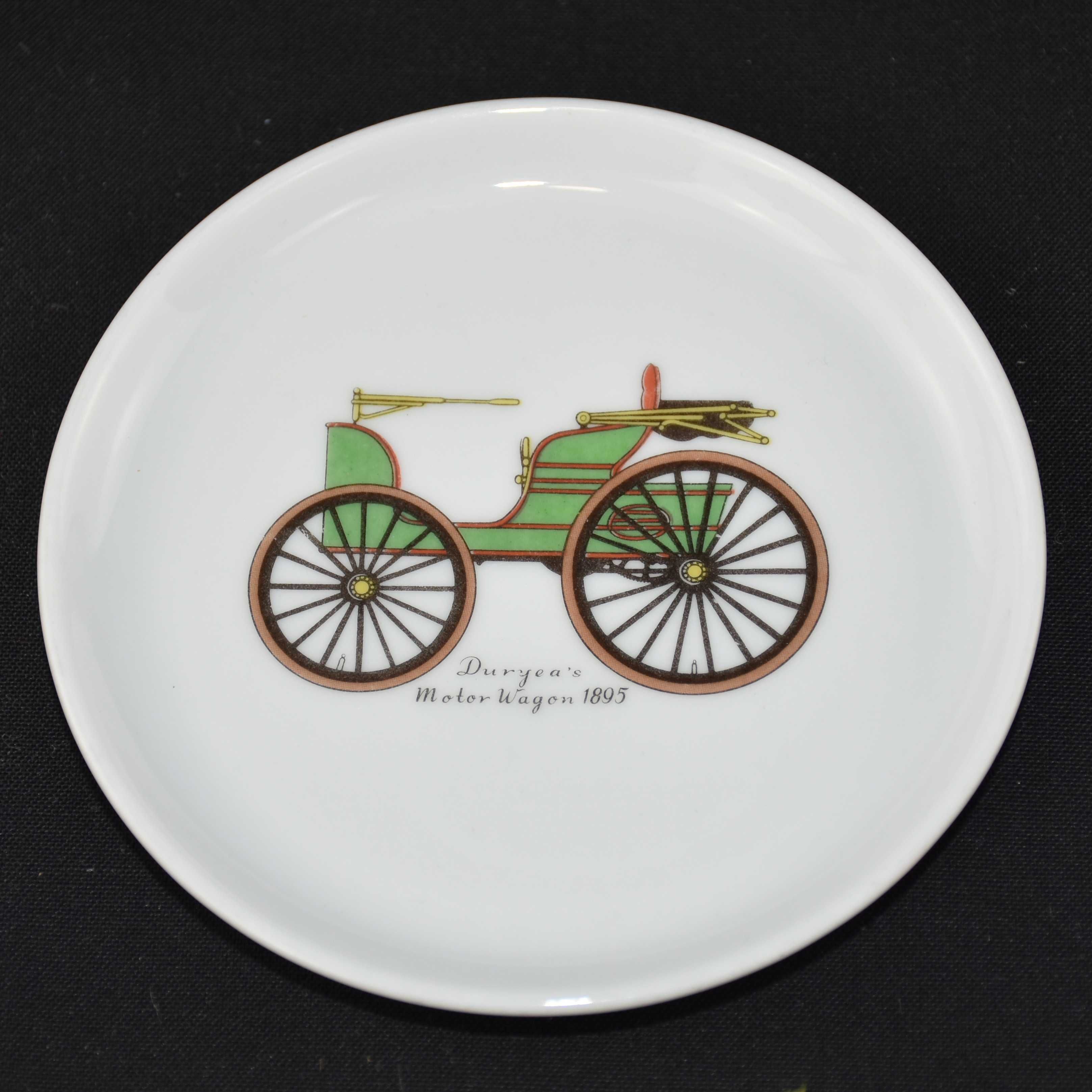 Conjunto 3 pequenos pratos porcelana Europeia, desenhos carros antigos