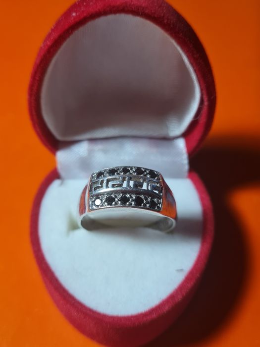 Продам срібну каблучку з камінцями