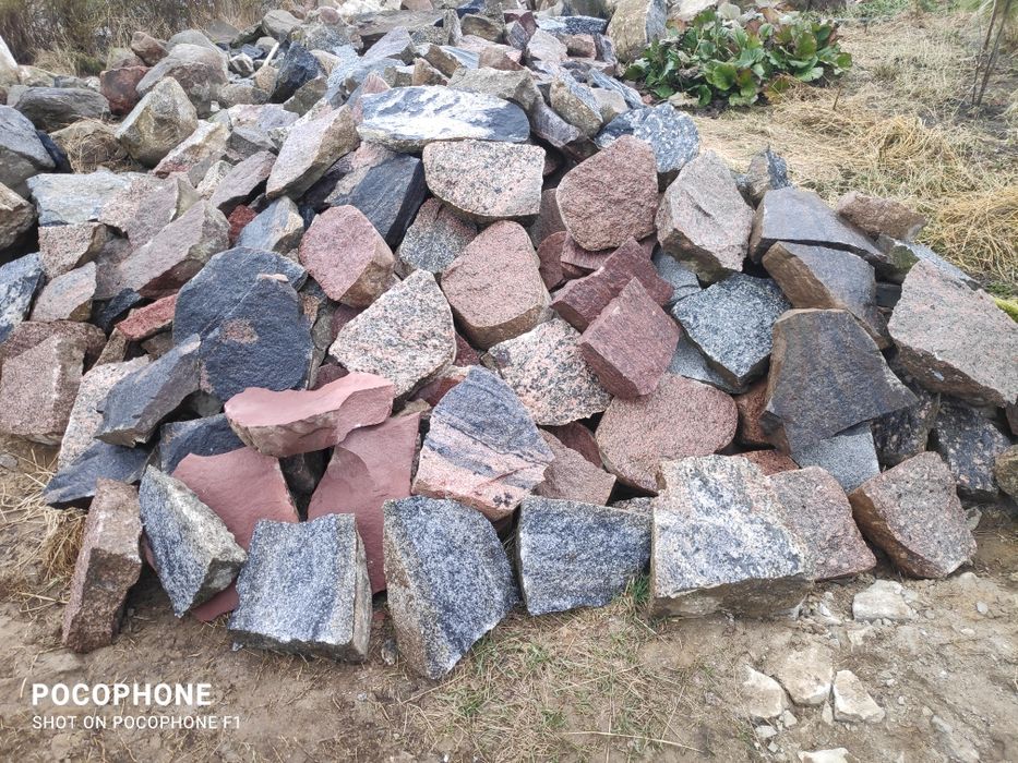 Kamień łupany polny bity ozdobny ciosany granit mury ścieżki elewacje