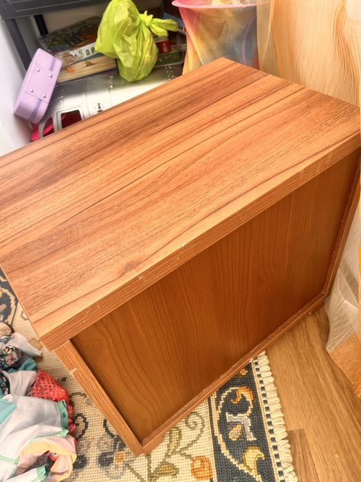 Mesa de cabeceira de design moderno, quase nova — 49x35x55
