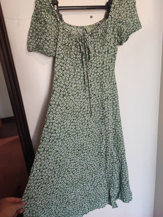 Vários vestidos de verão