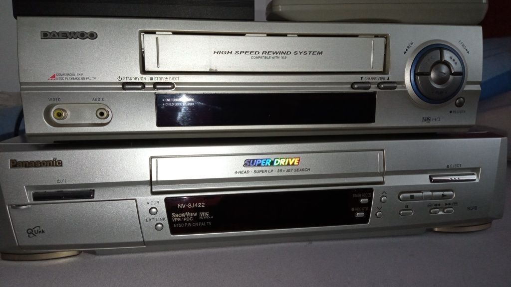 Magnetowid Panasonic oraz Daewoo gratis kaseta.