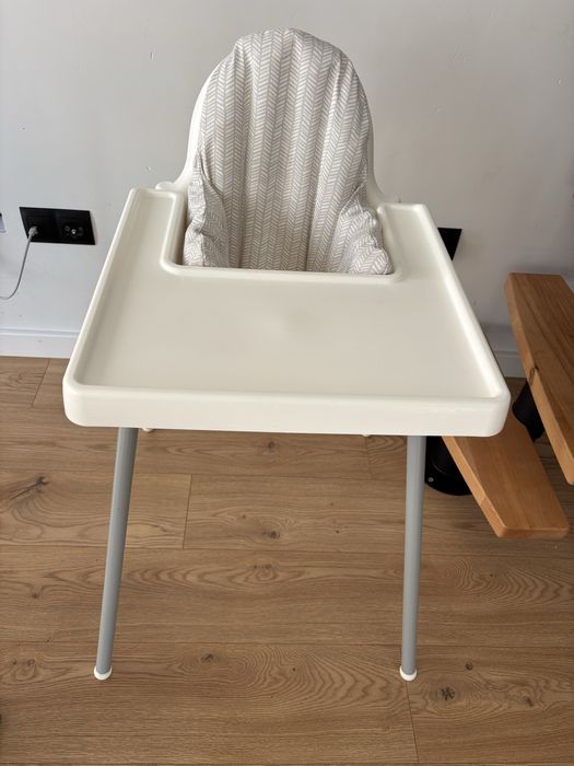 Krzesełko do karmienia Ikea z białą poduszką