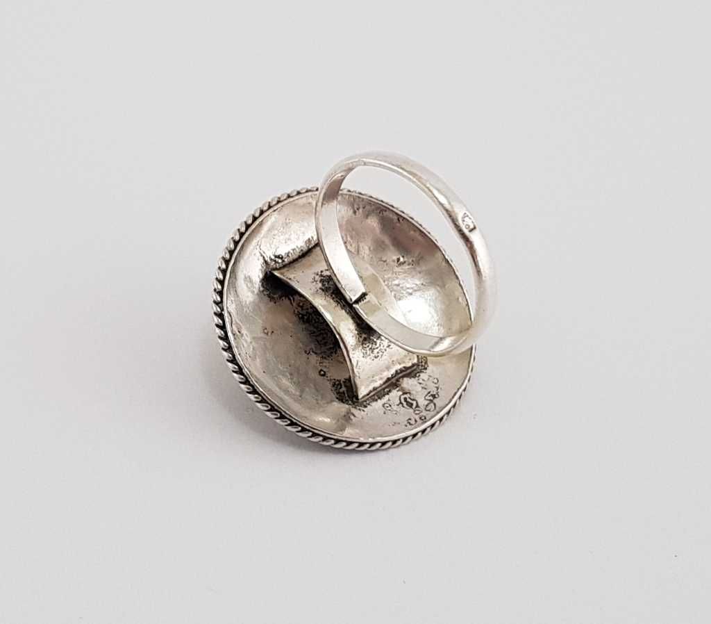 Srebrny pierścionek zdobiony chalcedonem z lat 50-tych - Cudo