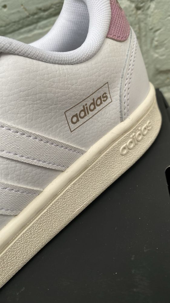Шкіряні жіночі кеди Adidas