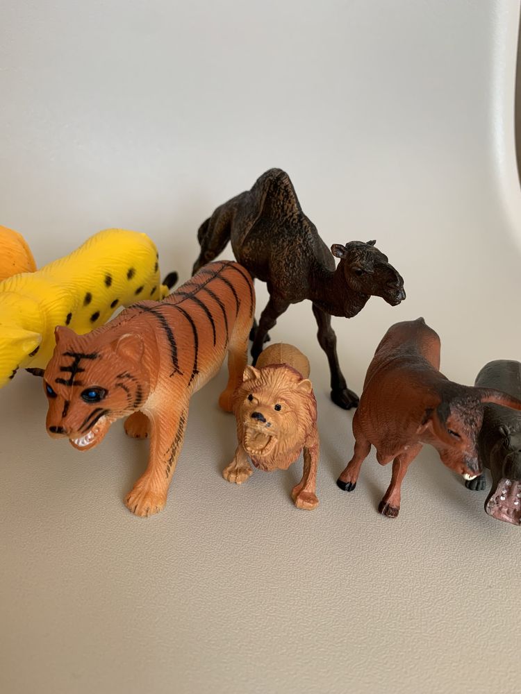 Животные фигурки игрушки тигр лев верблюд бегемот