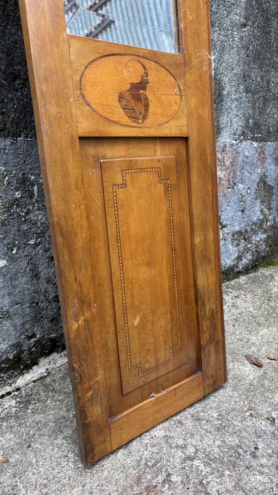 Roupeiro em madeira de duas portas