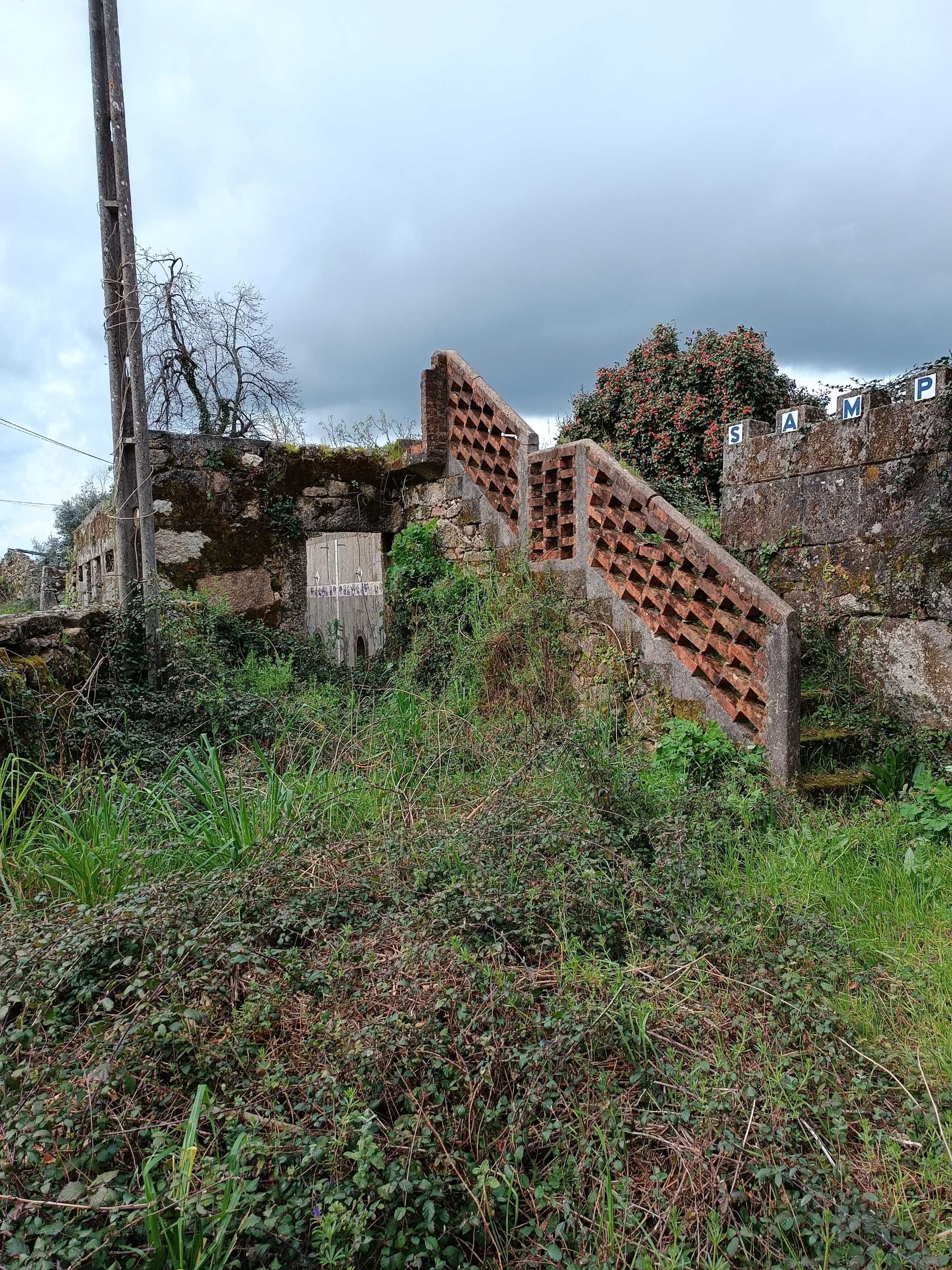 Terreno em Viseu para construção com 2 casas em ruina