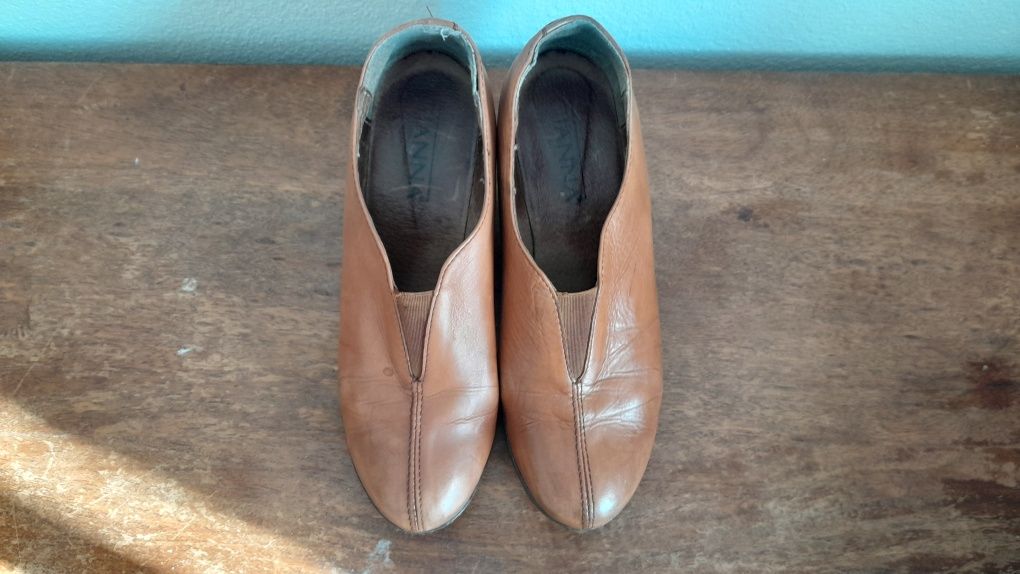 Botas em pele de cunha com elástico à frente