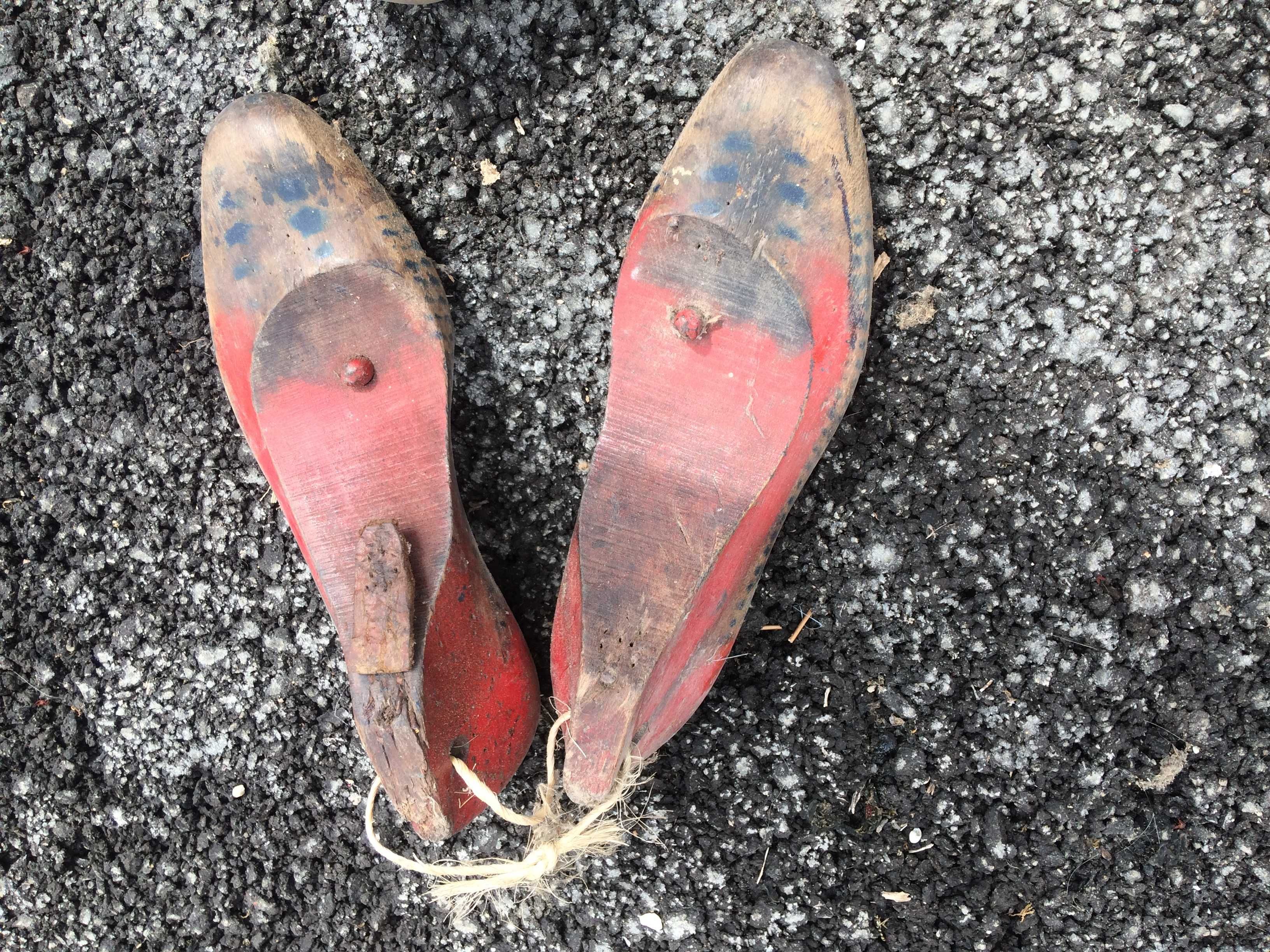 Lote de moldes antigos, em madeira, para fazer sapatos
