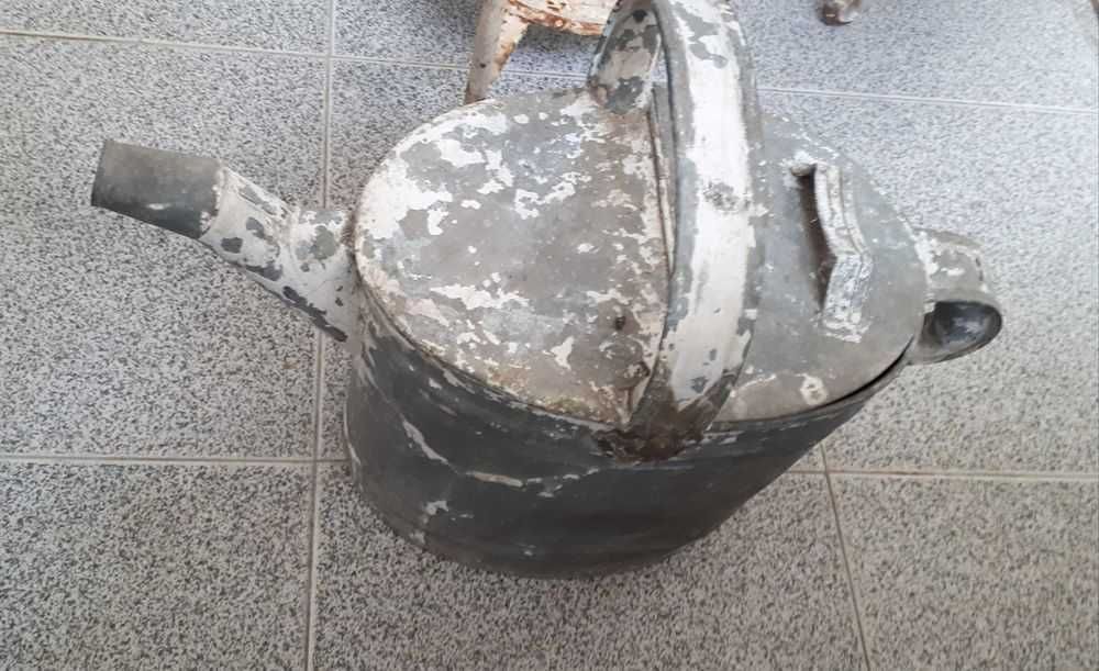 Lavatório de ferro e regador antigo para recuperar - os 2 por 10 euros