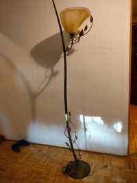 Lampa stojąca mosiężna z kloszem w kwiat.