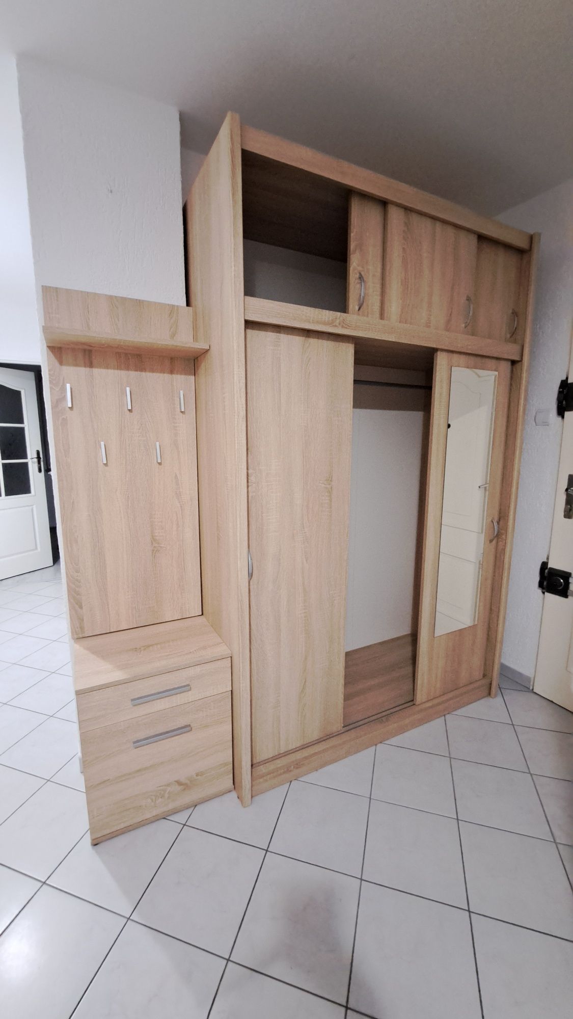 Sprzedam szafę 143x220x63cm Stan b.dobry