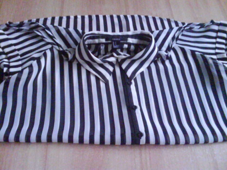 Блузка в черно-белую полоску с вырезанными плечами Forever 21 Размер S