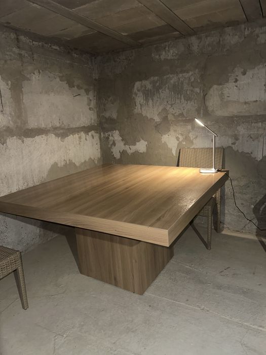 Великий офісний стіл.