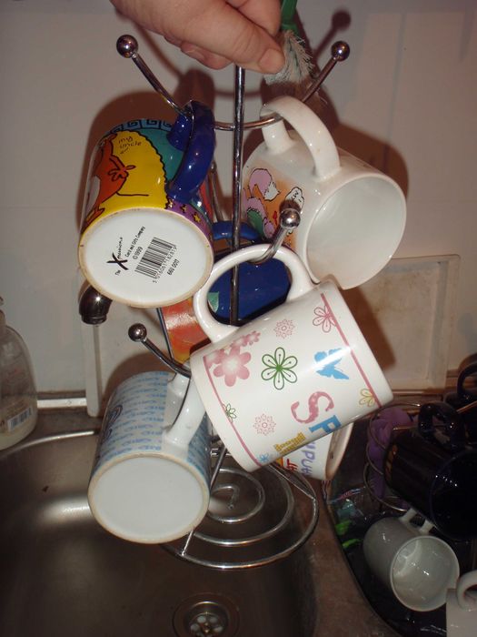 KOLOROWE KUBKI z porcelany stołowej 12 sztuk + 2 stojaki na kubki