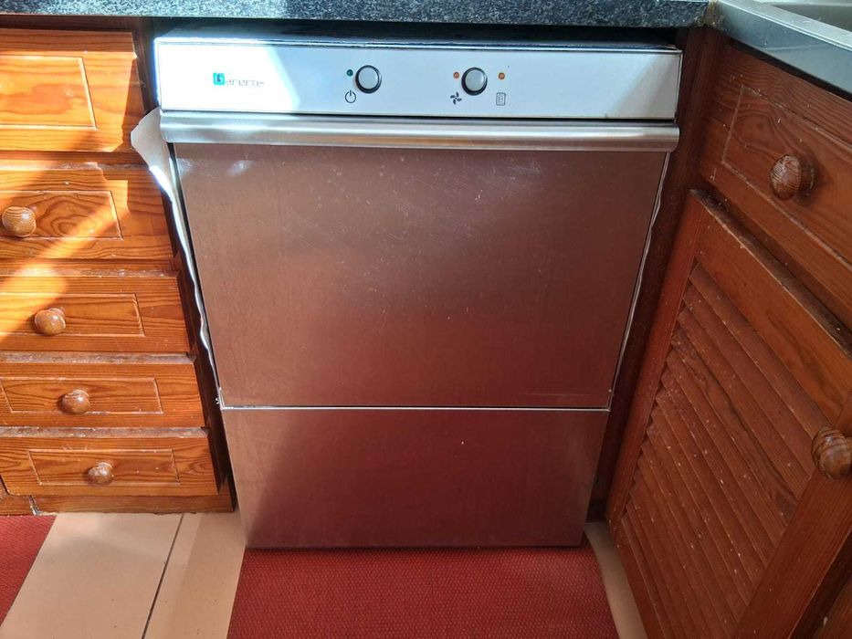 Máquina Lavar Profissional Cozinha - Copos, Talheres e loiça simples