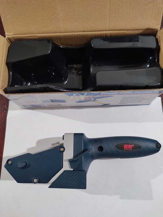 Przyrząd do cięcia płyt kartonowo gipsowych z miarą