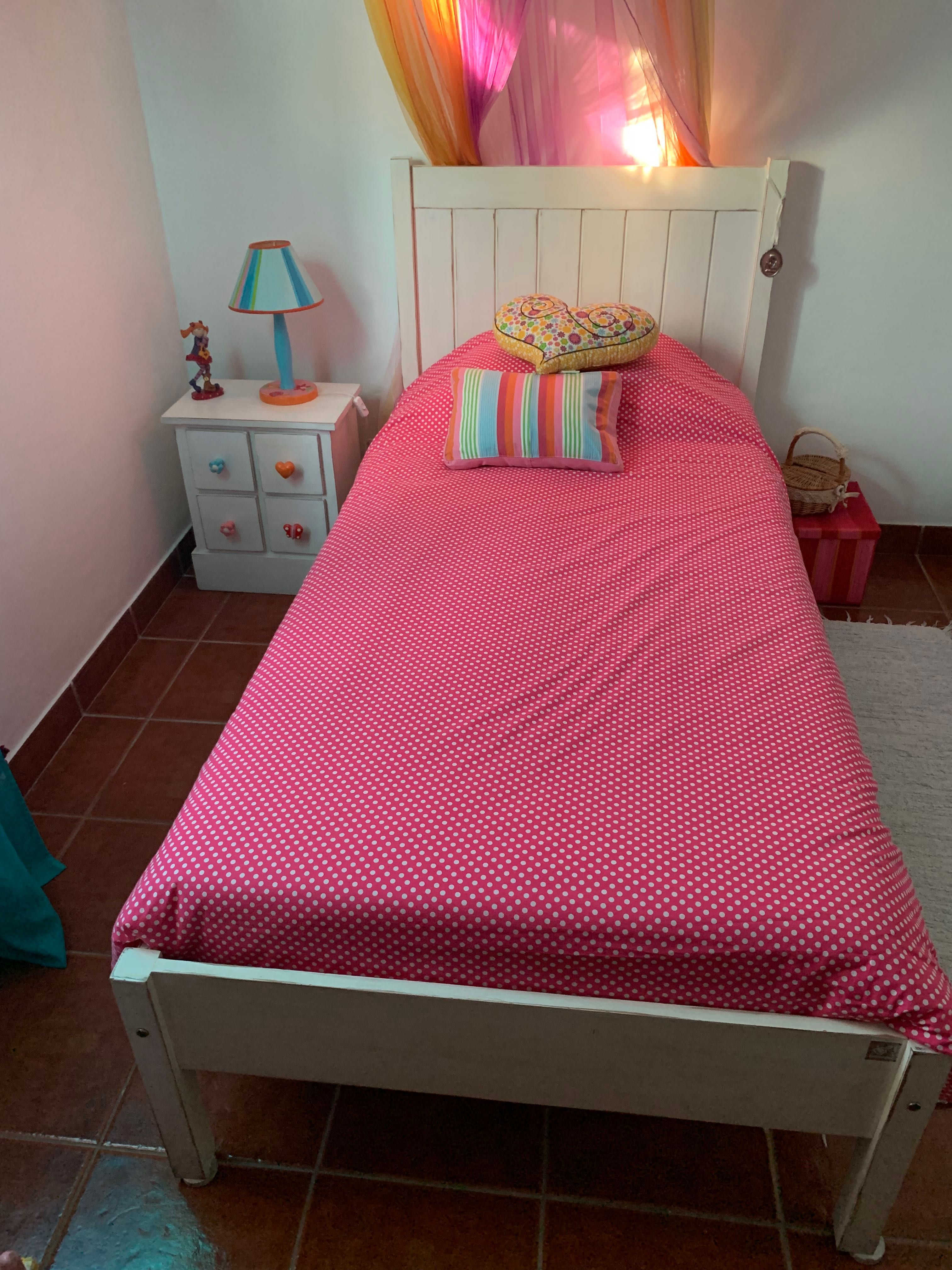 Cama de menina. 70€.