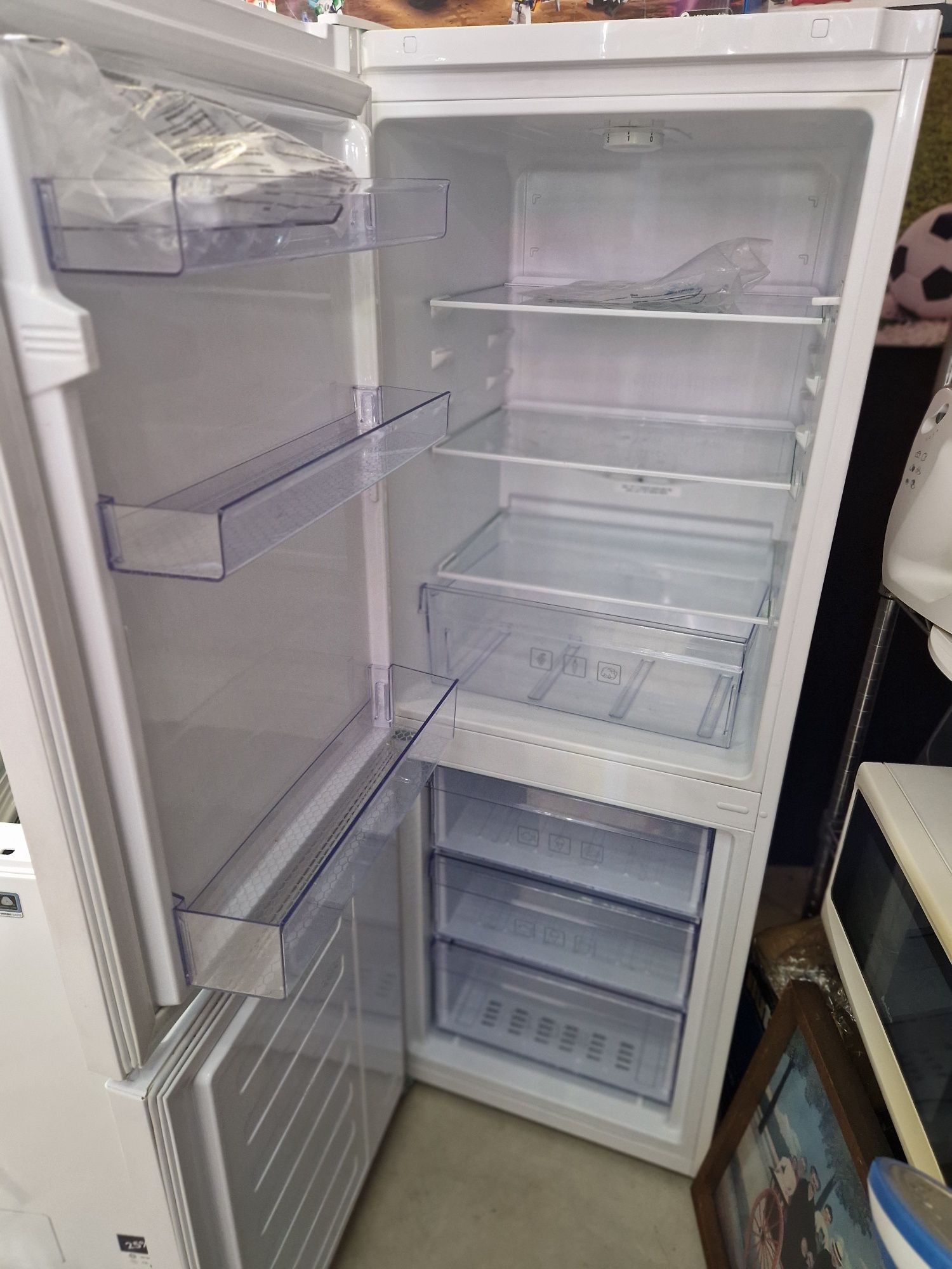Lodówka RCSA 240K20W stan idealny