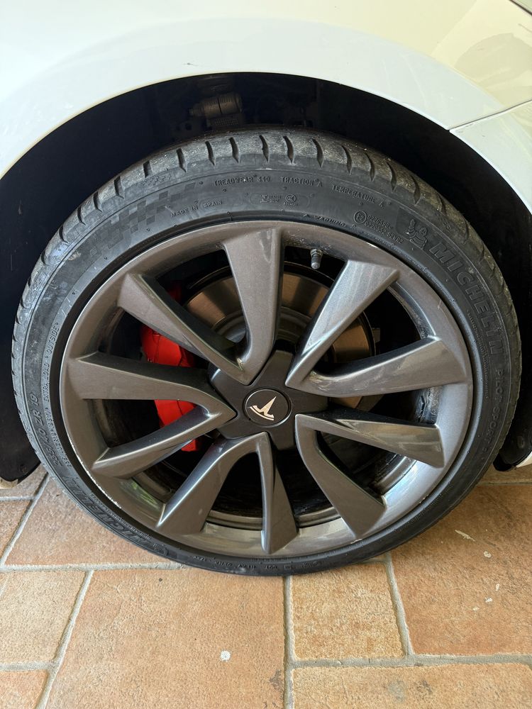Vendo jantes com pneus para tesla