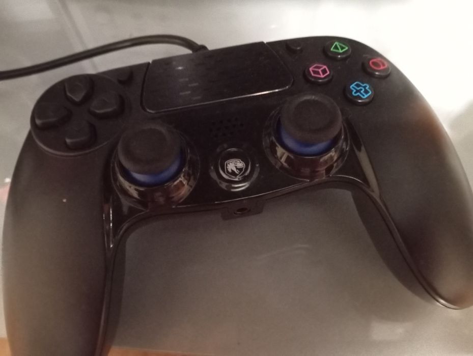 PlayStation 4 - 1TB c/ 5 jogos - 2 comandos