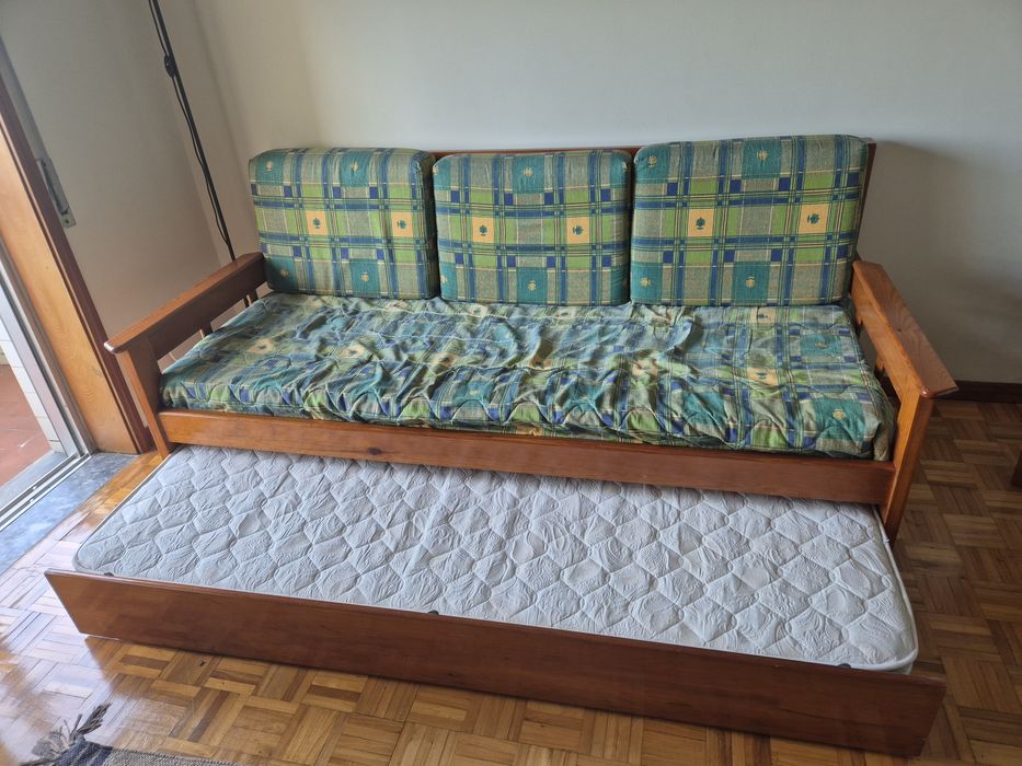 Sofá-cama em madeira