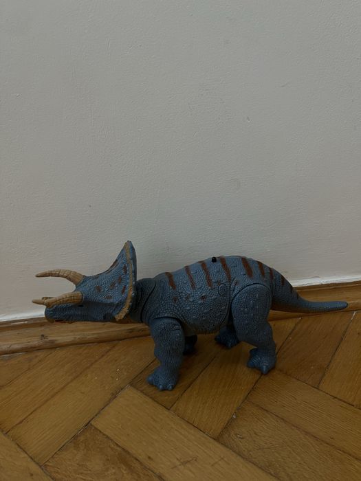 Інтерактивний динозавр на батарейках