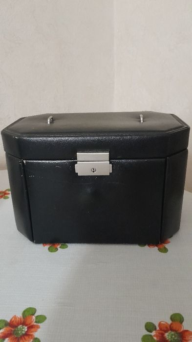 Вмістка шкатулка, що потребує зовнішньої  реставрації