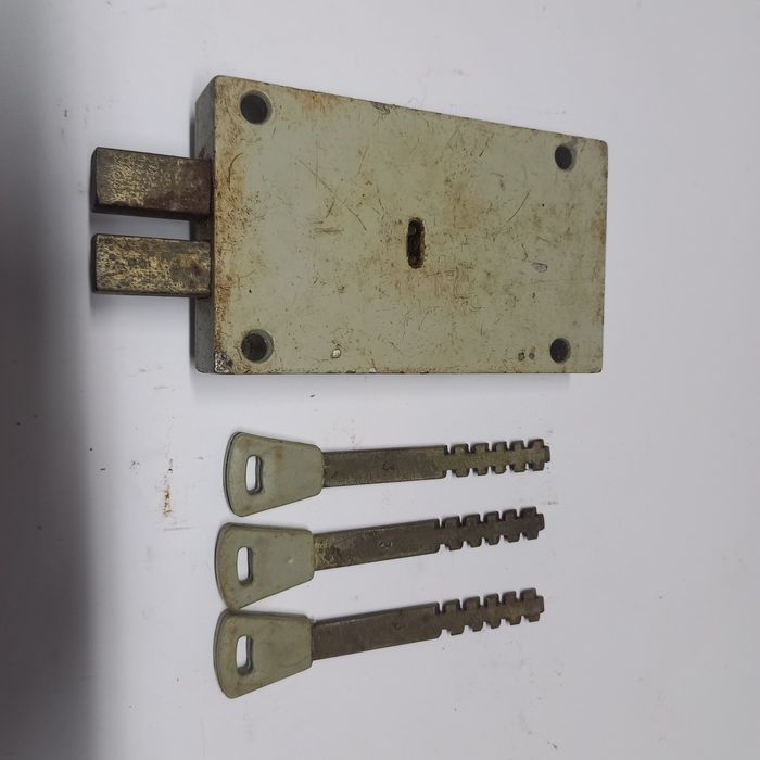 Замок гаражний накладний