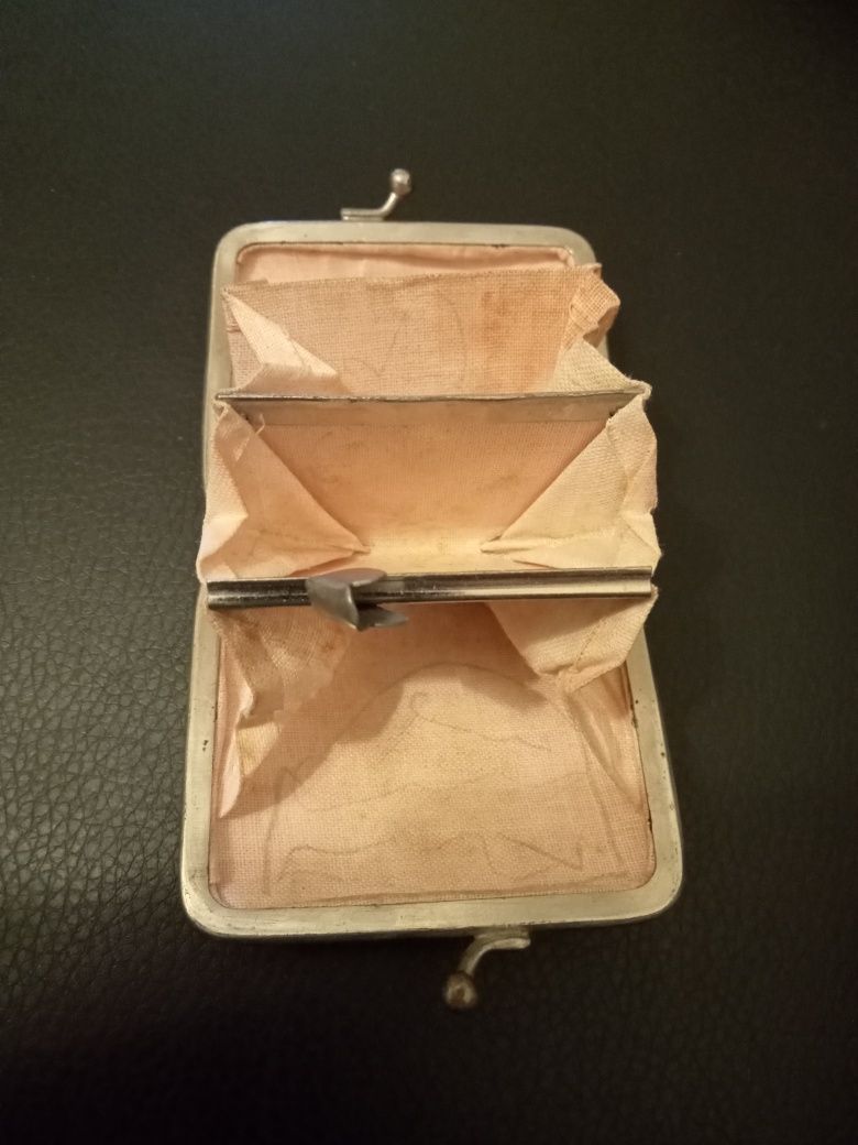 Старый маленький кошелек из бакелита.