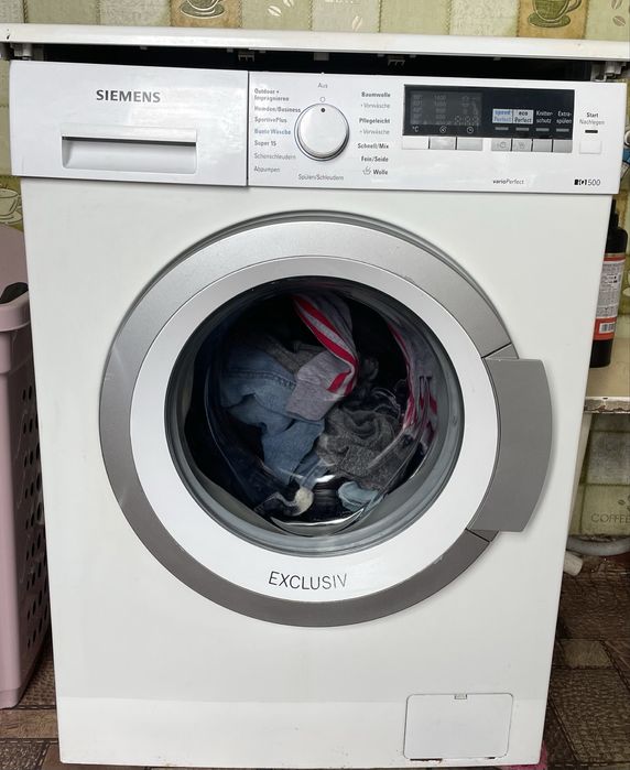 Пральна машина в гарному стані .