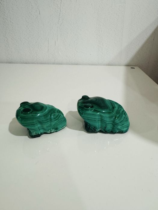 Vendo saboneteira e estatuas em malaquite
