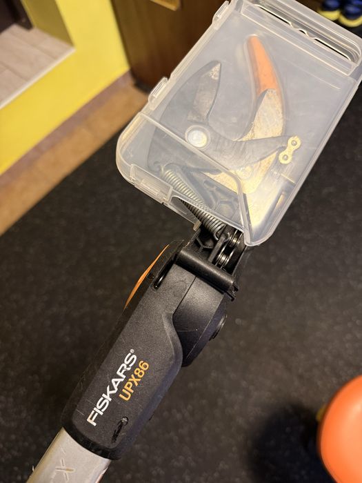 Высоторез Fiskars UPX 86 с пилой насадкой