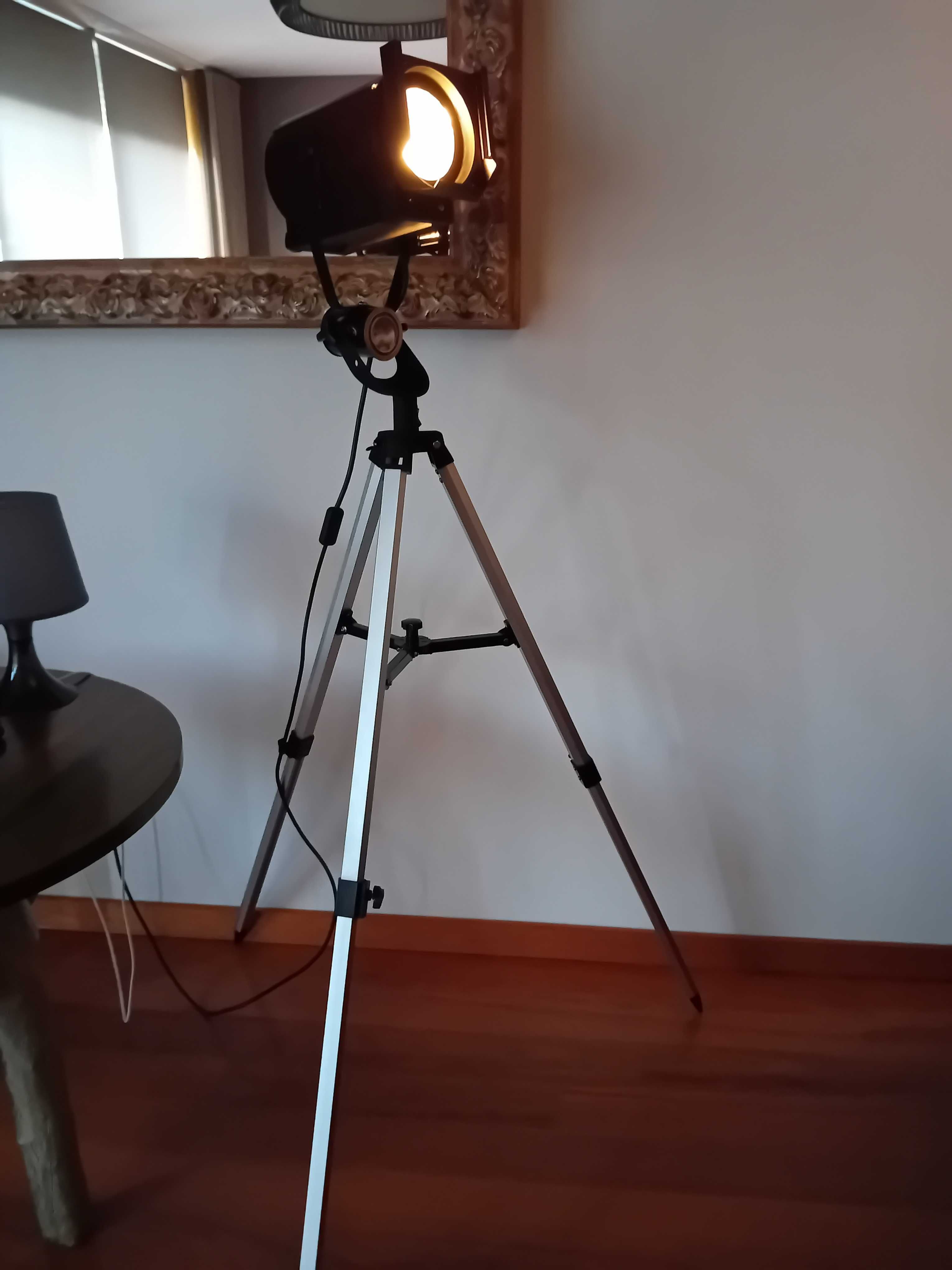 Candeeiro / projetor com tripé