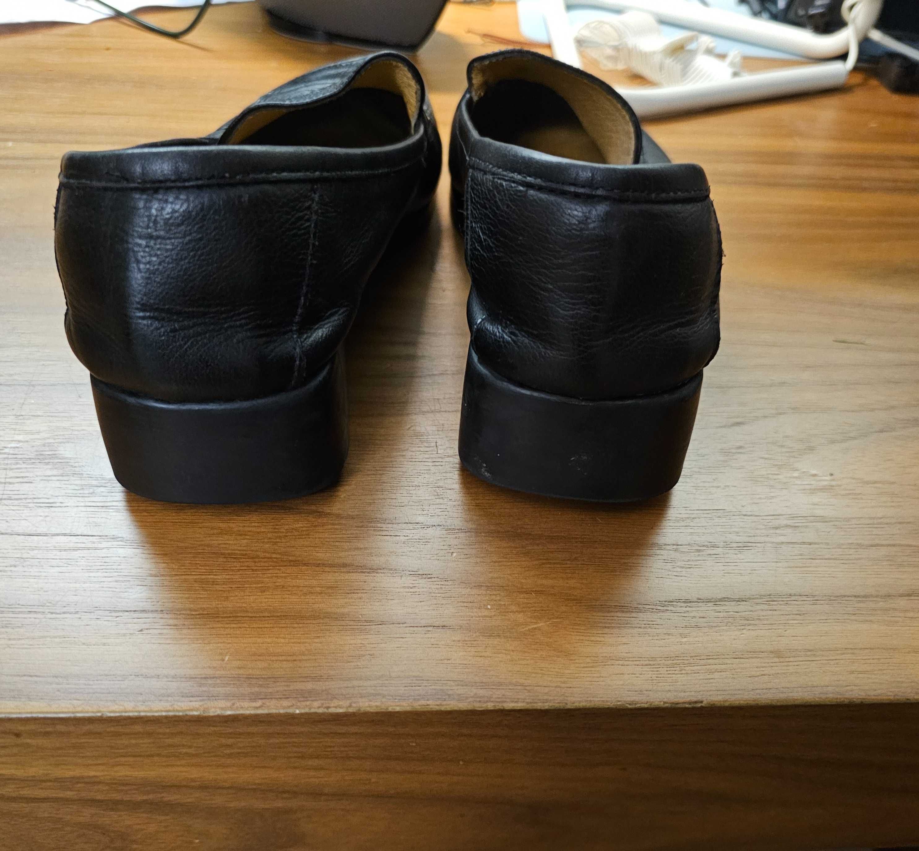 Sapatos em pele preta