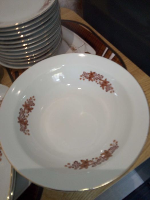 Serwis obiadowy na 12 osób biała porcelana ,ornamenty kwiatowe - PRL