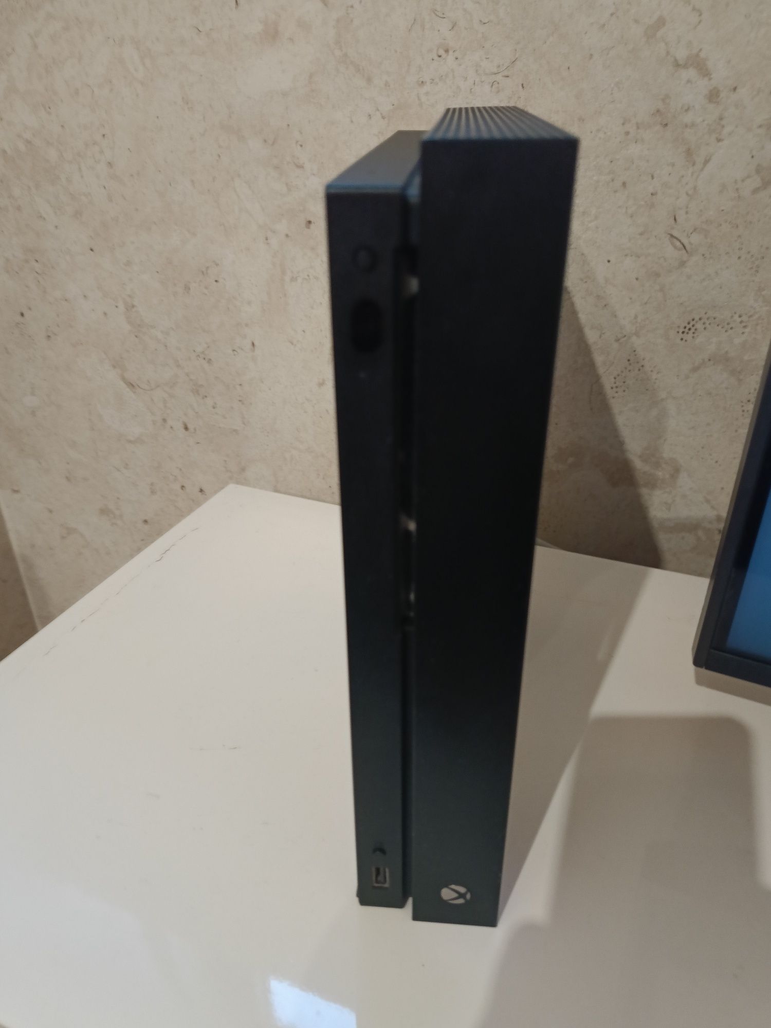Xbox one X 1TB muito bem conservado