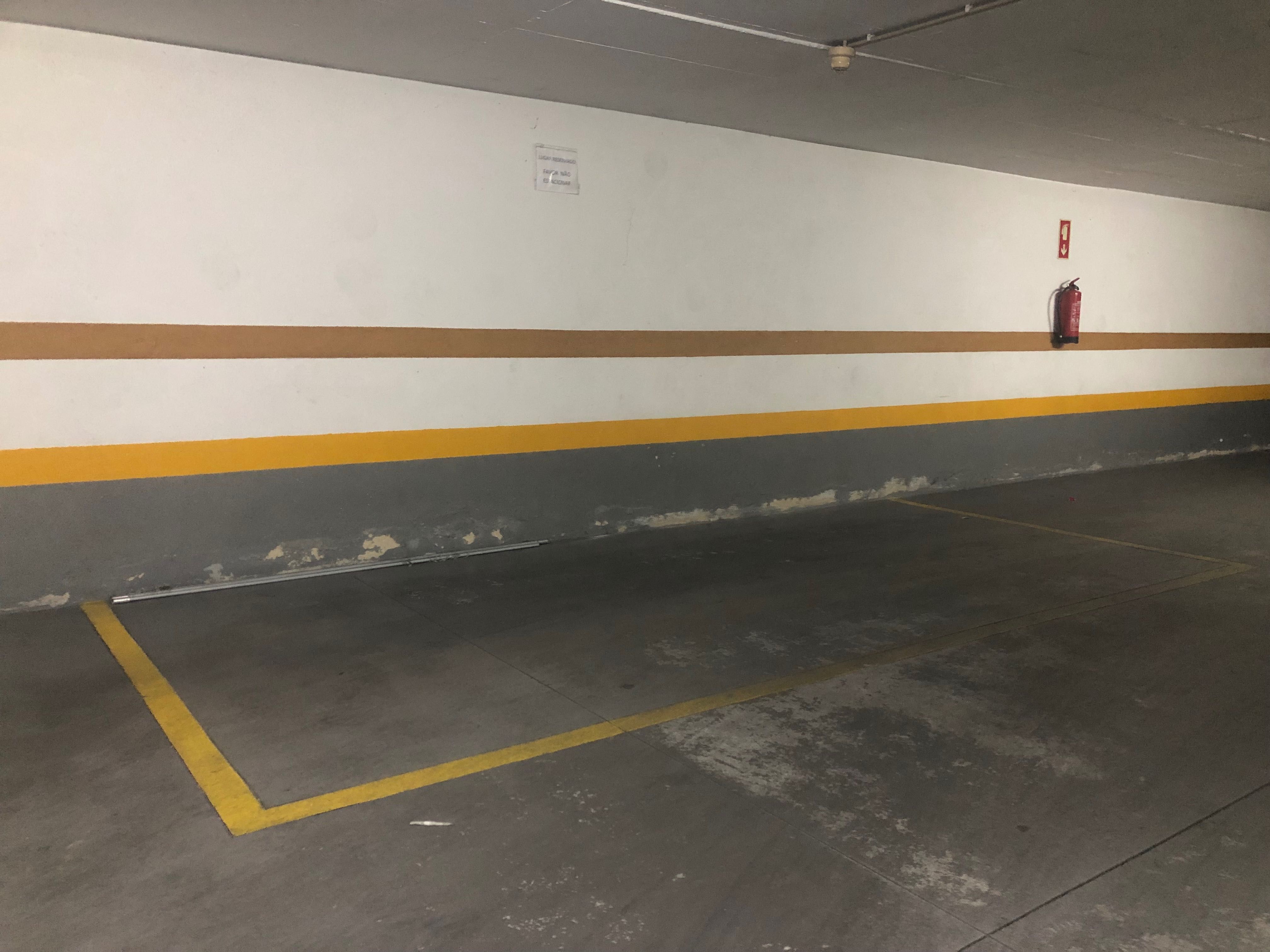 Alugo lugar em parqueamento – Campo de Ourique