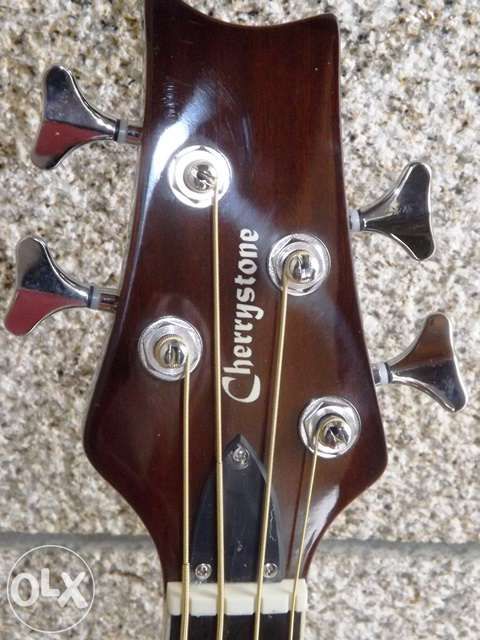 Guitarra baixo eletroacústico de cor preta ou castanha